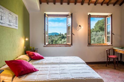 - une chambre avec 2 lits et 2 fenêtres dans l'établissement BOSSONCINA 8&1, Emma Villas, à Montepulciano