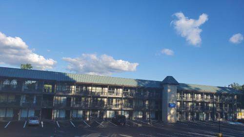 um edifício com um parque de estacionamento em frente em Smart Extended Stay em Beckley