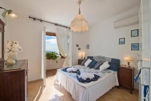 - une chambre avec un lit dans une pièce dotée d'une fenêtre dans l'établissement CASA NOEMI 4&2, Emma Villas, à Positano