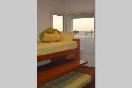 ein Schlafzimmer mit einem Bett und Meerblick in der Unterkunft CASA AL LADO DEL MAR in Balneario El Cóndor