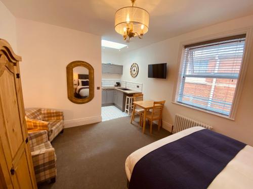 um quarto de hotel com uma cama e uma cozinha em Self Contained Guest suite 2 - Weymouth em Weymouth