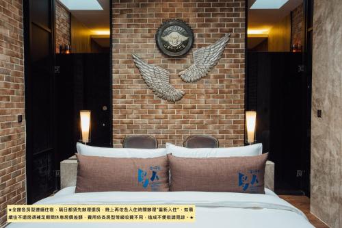 Ein Bett oder Betten in einem Zimmer der Unterkunft Birdman Motel
