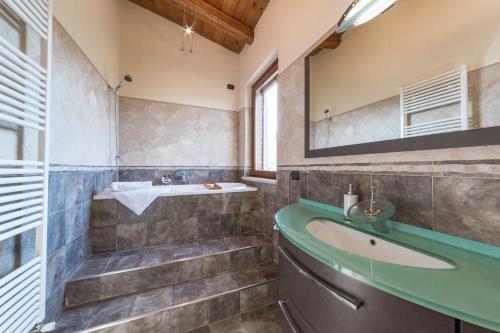 Phòng tắm tại CASALE ROSY 6&2, Emma Villas