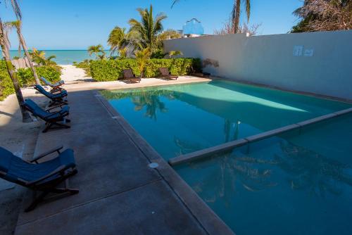Swimmingpoolen hos eller tæt på Ocean views from all the bedrooms of this Deluxe beachfront Condo, Paradise