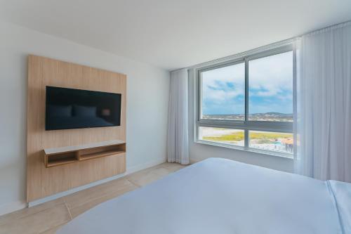 TV a/nebo společenská místnost v ubytování Radisson Blu Aruba