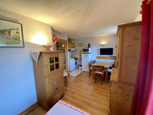 une cuisine et une salle à manger avec une table dans une pièce dans l'établissement La Troïka, à Notre-Dame-de-Bellecombe