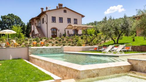 une maison avec une piscine dans une cour dans l'établissement DIMORA SAN GERMANO 14, Emma Villas, à San Miniato