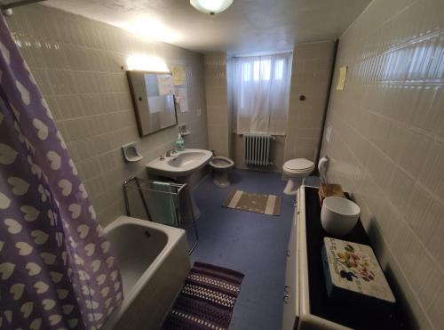 バーリにあるMovidaBlablablaのバスルーム(洗面台2台、バスタブ、トイレ付)