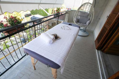 - un balcon avec une table et une serviette dans l'établissement B&B Leonida, à Tropea