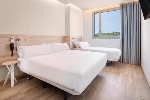 Tempat tidur dalam kamar di B&B HOTEL Murcia