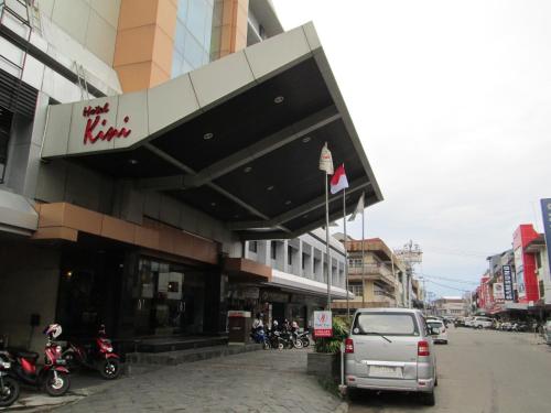 ein vor einem Gebäude geparkt in der Unterkunft Hotel Kini Pontianak in Pontianak