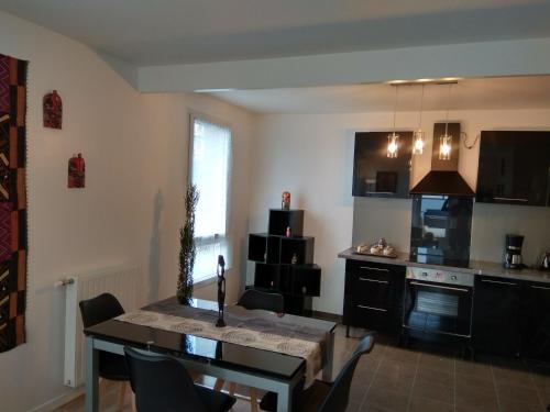 a kitchen with a table and a dining room at SAINT DENIS appartement 2 chambres avec parking in Saint-Denis