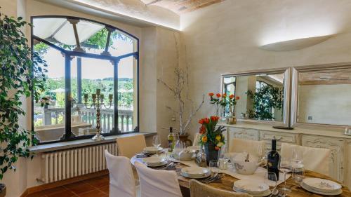 comedor con mesa y ventana grande en La Casa Di Nanì 8, Emma Villas, en Forlì
