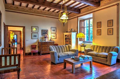 a living room with couches and a table at La Martinella 12, Emma Villas in Passignano sul Trasimeno