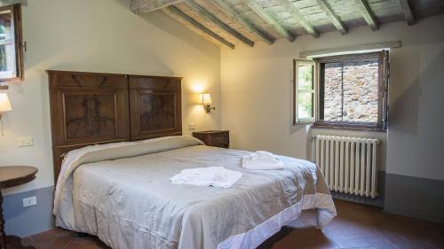 A bed or beds in a room at Le Caselle 26, Emma Villas