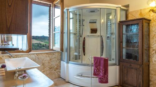 La salle de bains est pourvue d'une douche et d'un lavabo. dans l'établissement Le Terre Di Nunzio 12, Emma Villas, à Montepulciano