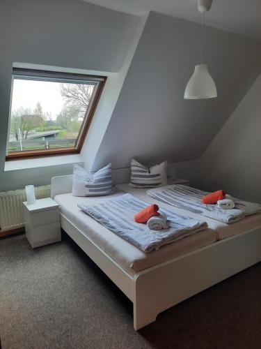 um quarto com duas camas com bichos de peluche em Fährhaus Schwabstedt em Schwabstedt
