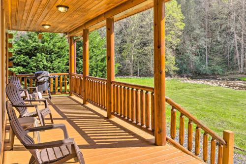 Riverfront Marshall Escape with Mountain Views! – Photos 2