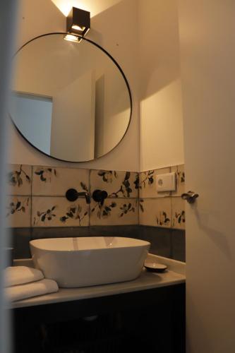 baño con lavabo grande y espejo en El Pueblín de Ribadesella, en Ribadesella