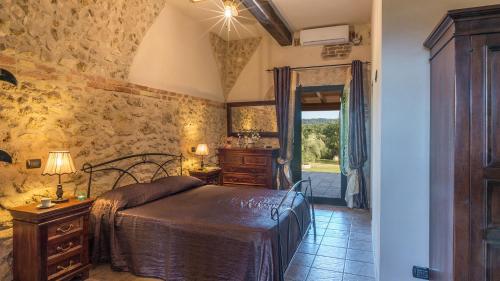 A bed or beds in a room at PODERE TORRICELLA 16, Emma Villas