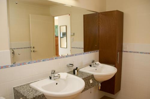 Bathroom sa The Reef Beachfront Apartments