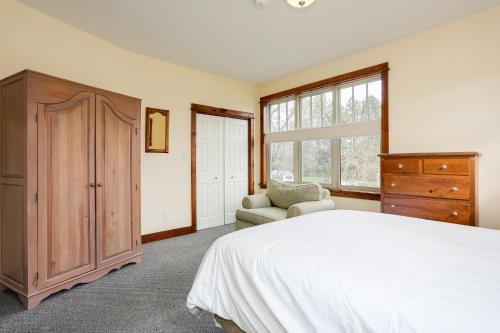 ein Schlafzimmer mit einem Bett, einer Kommode und einem Stuhl in der Unterkunft Blue View 1 Aurora Chalet 84144 in Blue Mountains