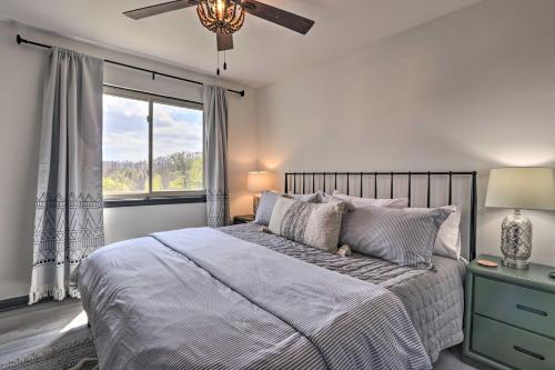 una camera da letto con un letto grande e una finestra di Pool Access and Balcony Mtn-View Gatlinburg Condo a Gatlinburg