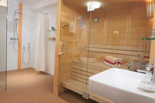ein Badezimmer mit einer Dusche, einem Waschbecken und einer Badewanne in der Unterkunft Ferienwohnung Simonhof in Maria Alm am Steinernen Meer
