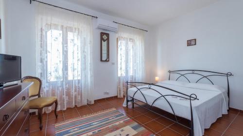 a bedroom with a bed and a flat screen tv at RIPARI DI GIOBBE 6&2, Emma Villas in Ortona