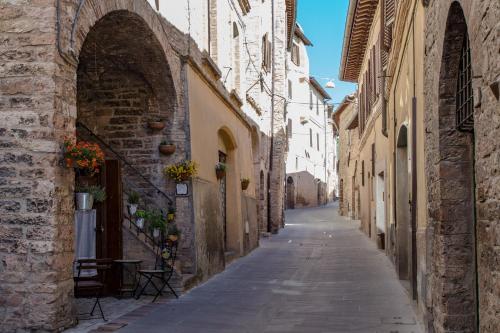 an alley in an old town with buildings at Acquamarina in Spello