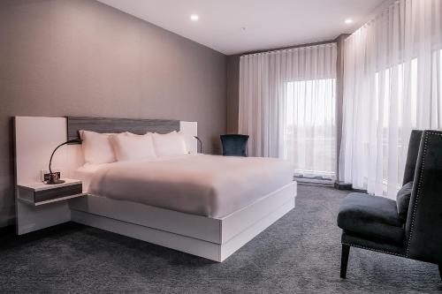 Katil atau katil-katil dalam bilik di Quality Inn & Suites Mont-Joli