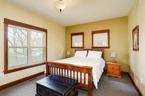 Schlafzimmer mit einem Bett und einem Fenster in der Unterkunft Blue View 4 Vega Chalet 84147 in Blue Mountains
