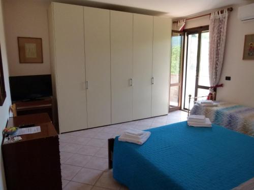 a bedroom with a bed and a tv and a room at B&B La Poiana in Urbino