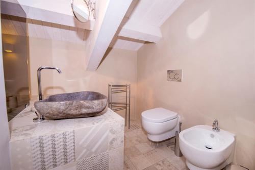 łazienka z umywalką, wanną i toaletą w obiekcie Villa Aura 6, Emma Villas w mieście Giardini Naxos