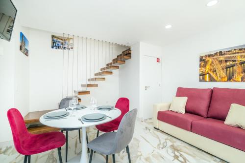 a living room with a table and a couch at Maredimo Village Casa 3 in Porto