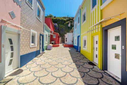 an alley with colorful buildings in a city at Maredimo Village Casa 3 in Porto