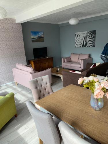 a living room with a table and chairs at Eastbourne Town centre Maisonette apartment in Eastbourne