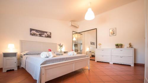 سرير أو أسرّة في غرفة في VILLA DEL GARGANO 4&2, Emma Villas
