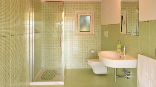 bagno con doccia, lavandino e servizi igienici di VILLA DEL GARGANO 4&2, Emma Villas a San Giovanni Rotondo