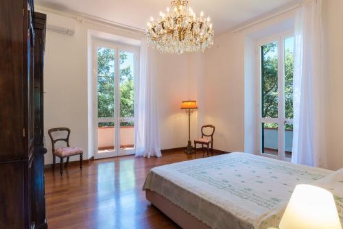 Un pat sau paturi într-o cameră la Villa Dell'Angelo 10, Emma Villas
