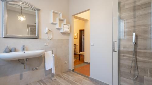 łazienka z umywalką i prysznicem w obiekcie Villa Fiorentini 10, Emma Villas w mieście Barberino di Val dʼElsa