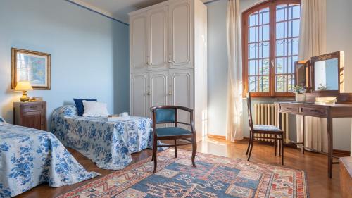 sypialnia z łóżkiem, biurkiem i 2 krzesłami w obiekcie Villa Fiorentini 10, Emma Villas w mieście Barberino di Val dʼElsa