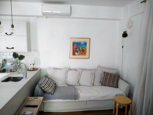 sala de estar con sofá en la esquina de una habitación en Eutuxia Sea&Mountain Apartment - Tsoutsouros, en Tsoutsouros
