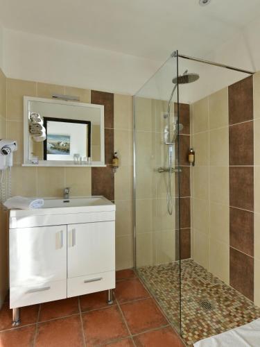 une salle de bain avec un lavabo et une douche dans l'établissement Mas de la Grenouillère Hôtel et Centre équestre en pleine nature, à Saintes-Maries-de-la-Mer
