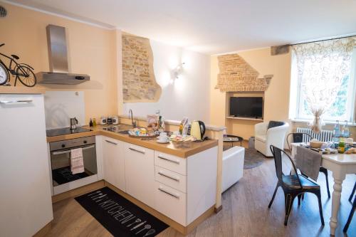 una cucina e un soggiorno con un tavolo e una sala da pranzo di Colleoni 20 a Bergamo