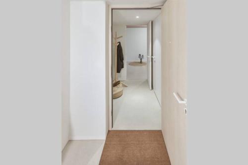 a hallway with a bathroom with a toilet and a sink at STILVOLL und LUFTIG IM HERZEN VON LINZ in Linz