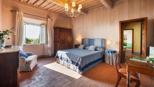 CicianaにあるVILLA PRIMO SOLE 22, Emma Villasのベッドとシャンデリアのある寝室