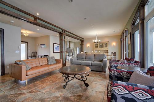 ein Wohnzimmer mit Sofas und einem Tisch in der Unterkunft Blue View 10 Aqua Center 84153 in Blue Mountains