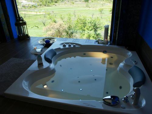 a bath tub with a window with a view at Suite Rural Carenas in Carenas
