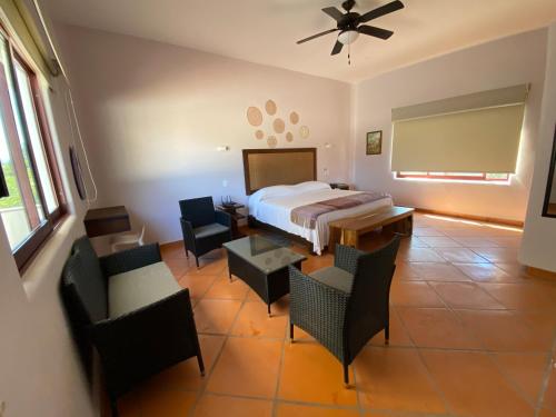 1 dormitorio con 1 cama, mesa y sillas en Departamento Los Gallos, tercer piso gran terraza en Lo de Marcos